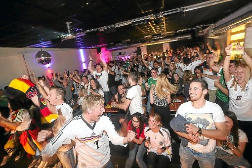 Lautstark feierten die Fans  das wahre Sommermärchen und den vierten Weltmeistertitel. Foto: Eich