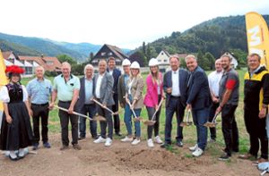 Vertreter von Post, Kommune und Planungsbüro gaben mit dem offiziellen Spatenstich den Startschuss zum Neubau des Zustellstützpunkts in Gutach-Turm. Foto: Kern