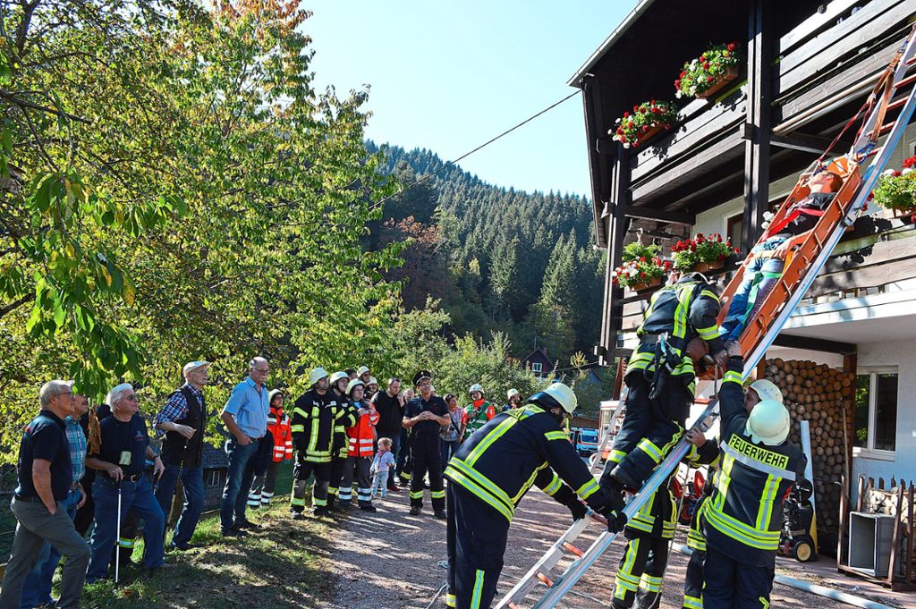 Etliche Zuschauer beobachten die Arbeit der Feuerwehrabteilungen Schenkenzell und Kaltbrunn. Fotos: Herzog