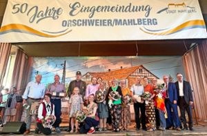 Die Mitwirkenden des Theaterstücks und die Verantortlichen des Festakts freuten sich über die gelungene Feier. Foto: Köhler