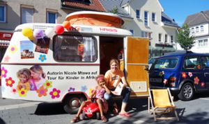 Mit einem kleinen Spendenmobil sind Nicole Mtawa und ihre Tochter unterwegs – auch in ihrer Studienheimat Albstadt. Foto: Dietsche Foto: Schwarzwälder Bote