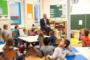 Bürgermeister Markus Huber liest den Grundschülern eine Kinderbuchgeschichte vor. Foto: Steinmetz Foto: Schwarzwälder Bote