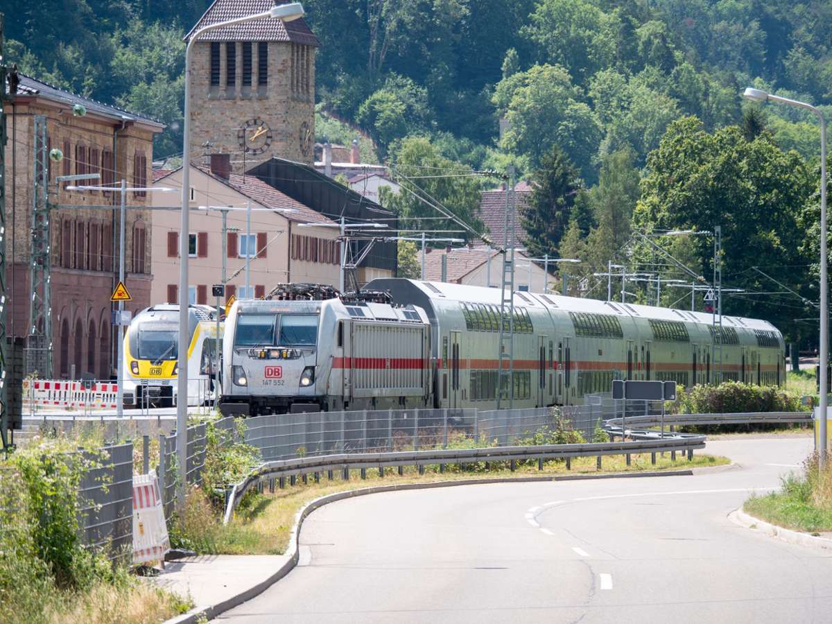 Die weißen Intercity 2-Züge von Bombardier fallen immer wieder durch Störungen auf. (Symbolfoto) Foto: Heidepriem