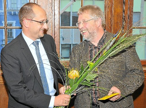 Martin Klaussner (rechts) habe in seiner Zeit als Stadtrat viel zum guten Arbeitsklima beigetragen, freute sich Oberbürgermeister Thomas Herzog Fotos: Wegner Foto: Schwarzwälder-Bote