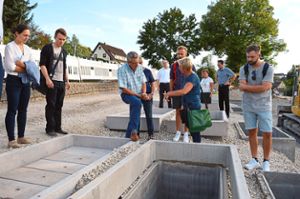 Vor Ort verschaffen sich die Mitglieder des Gemeinderats einen Überblick über die laufenden Arbeiten auf dem Niedereschacher Friedhof.    Foto: Bantle Foto: Schwarzwälder Bote