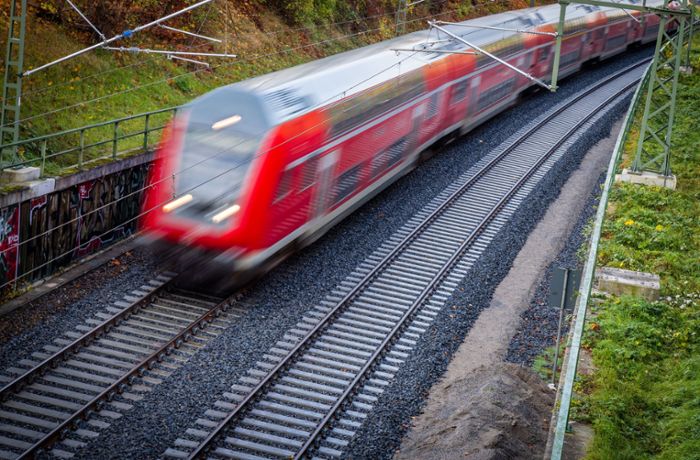 Ausfälle und Verspätungen bei der Bahn: Notarzteinsatz – Strecke zwischen Stuttgart und  Ulm gesperrt