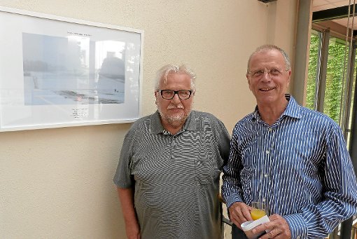 Karl Huber (links) und Eckhart Kern gestalteten gemeinsam die Ausstellung im Nagolder Rathaus-Foyer. Foto: Begemann Foto: Schwarzwälder-Bote