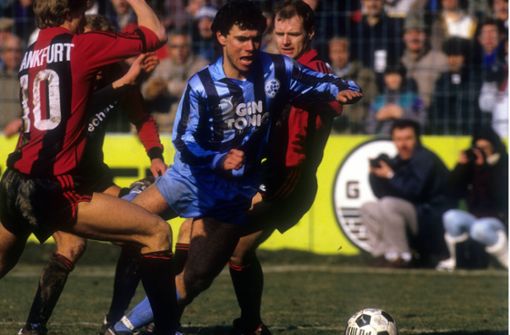 Ralf Vollmer und die Stuttgarter Kickers setzten sich im DFB-Pokal-Viertelfinaslspiel 1987 gegen Eintracht Frankfurt durch – 35 Jahre später gibt es ein Wiedersehen im Cup-Wettbewerb. Foto: Baumann//Bm