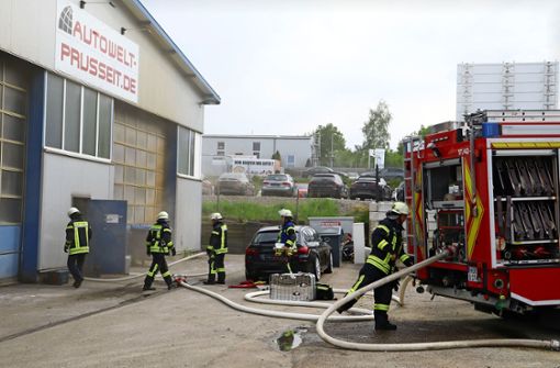 Ein Heckenbrand griff auf ein Werkstattgebäude über. Foto: Andreas Wagner