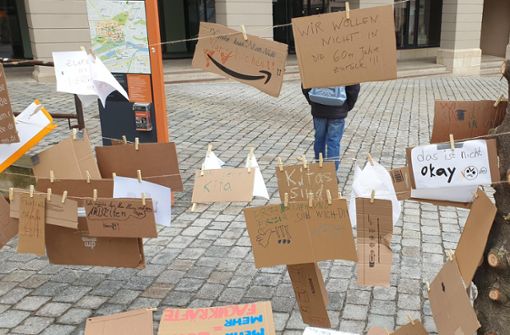 In Tübingen kam es zu Demonstrationen besorgter Eltern, nachdem die Stadt über kürzere Öffnungszeiten für Kindertagesstätten diskutierte. Vor dem Rathaus sind Protestplakate zu sehen. Foto: Begemann