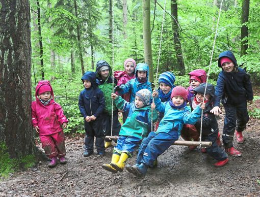 Die Kinder des Jettinger Waldkindergartens fühlen sich bei jedem Wetter auf ihrem Spielplatz wohl. Foto: Priestersbach Foto: Schwarzwälder Bote