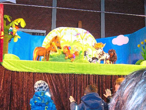 Das Puppentheater Valenti.Ko hat die jungen Zuschauer in seinen Bann gezogen. Foto: Gerstenecker Foto: Schwarzwälder-Bote