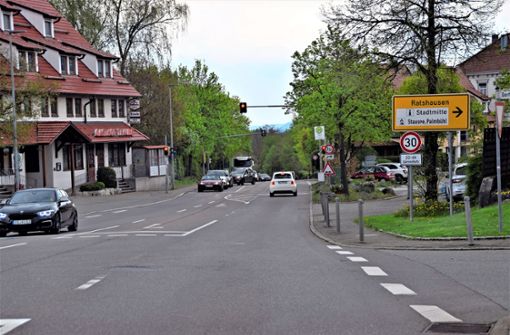 Die Fußgänger-Situation an der B 27 in Schömberg soll laut Stadtverwaltung nun untersucht werden. Foto: Visel
