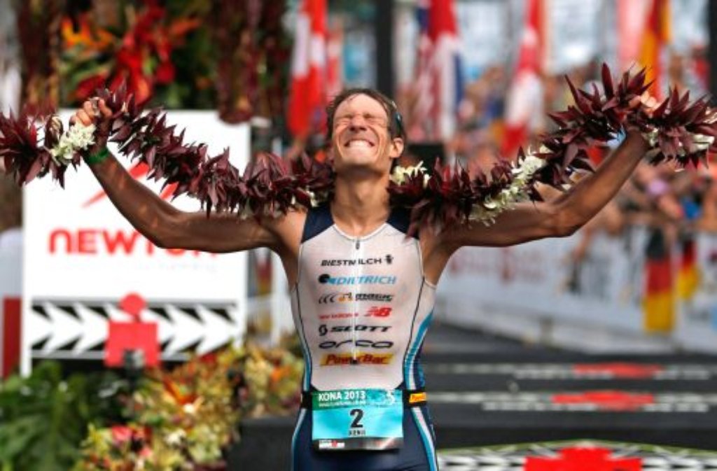 Sebastian Kienle aus Deutschland freut sich über seinen dritten Platz beim Ironman 2013 in Kailua-Kona auf Hawaii.