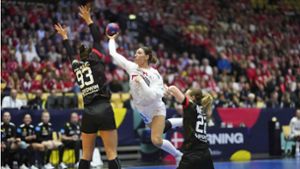 Die deutschen Handball-Frauen im Spiel gegen Dänemark. Foto: AFP/CLAUS FISKER
