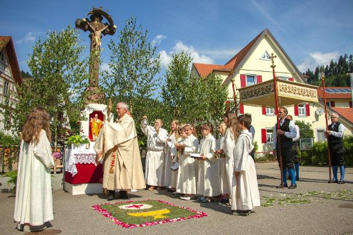 An Fronleichnam zogen die  Katholiken in Schenkenzell in einer Prozession durch den Ort.  Foto: Schmidtke Foto: Schwarzwälder-Bote