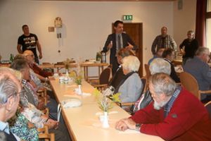 Die Senioren freuen sich stets über den Besuch des Bürgermeisters Christian Wörpel (Mitte, stehend), der auch in diesem Jahr wieder Neues aus der Gemeinde mitbringt. Foto: Kommert Foto: Schwarzwälder Bote