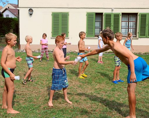 Richtig viel Spaß hatten die Teilnehmer der Wasserolympiade rund um das Oberjettinger Martinshaus.  Foto: Priestersbach Foto: Schwarzwälder Bote