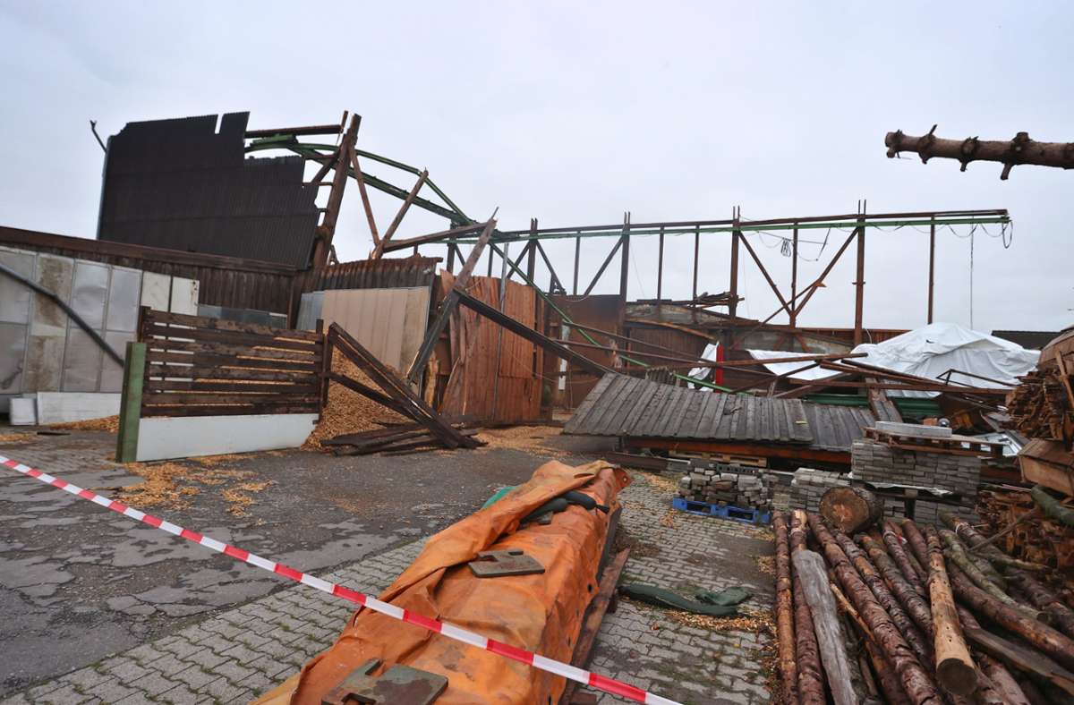Ein Sturm verursachte bei Bad Wurzach  massive Schäden. Foto: dpa/Karl-Josef Hildenbrand