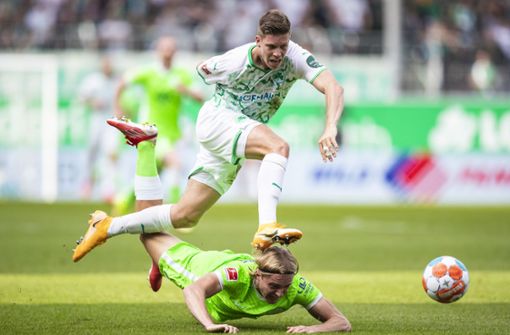 Fürths Cedric Itten (l) in Aktion gegen Wolfsburgs Sebastiaan Bornauw (r). Foto: dpa/Tom Weller