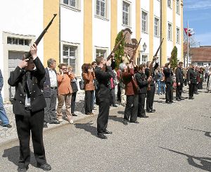 Der Schützenverein Nordstetten beteiligt sich wie hier beim Salutschießen am Dorfleben. Foto: Tischbein Foto: Schwarzwälder-Bote