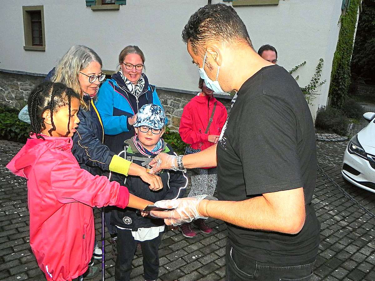 Jörg-Andreas Reihle verteilt bei der Fledermausnacht Fledermausstempel an die Kinder. Foto: Fotos: Bäurle/Robiller
