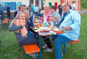 Dolce Vita in Tuningen: Zahlreiche Besucher genießen die Atmosphäre beim Fischfest des Freundeskreises Camogli. Foto: Bieberstein Foto: Schwarzwälder-Bote