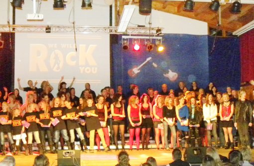 Für die Mitwirkenden beim Musical We Will Rock You gab es am Schluss viel Beifall. Foto: Dürrschnabel Foto: Schwarzwälder-Bote