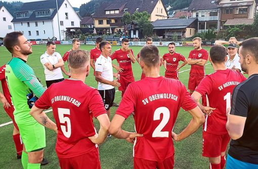 Bereit für die neue Landesliga-Saison: Trainer Jogi Kehl und die Spieler des SV Oberwolfach. Foto: Schmider
