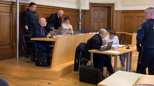 Zwei Männer müssen sich vor dem Landgericht Rottweil unter anderem wegen schwerer Vergewaltigung verantworten. Foto: Dorothea Hecht