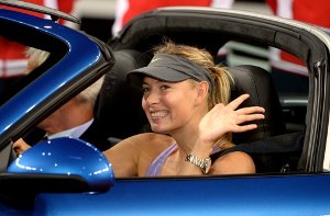 Die Top-Stars der Frauen-Tennisszene kommen fast alle nach Stuttgart zum Porsche Tennis Grand Prix. Sie alle wollen, wie hier Maria Scharapowa, mit einem Porsche die Halle verlassen. Foto: dpa