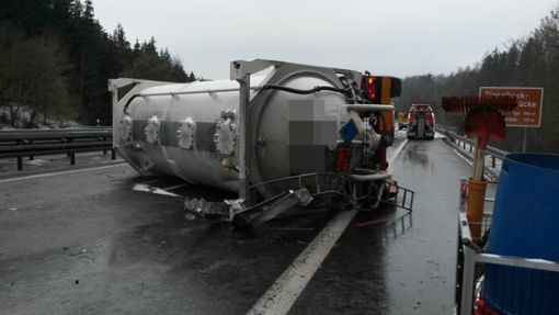 Auf der A 81 zwischen Engen (Kreis Konstanz) und Geisingen (Kreis Tuttlingen) hat sich ein schwerer Unfall ereignet.  Foto: Polizei Konstanz