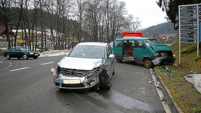 73-Jährige übersieht VW-Bus: Zwei Schwerverletzte