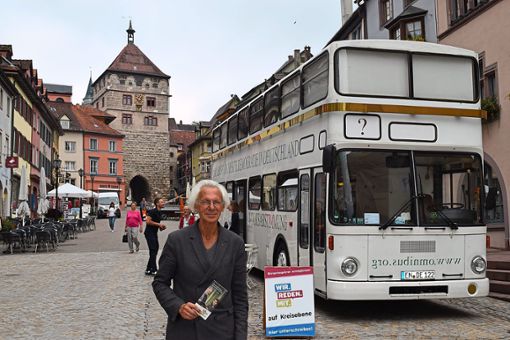 Werner Küppers steht vor dem Omnibus für direkte Demokratie in Deutschland vor dem Alten Rathaus. Foto: Leinmüller Foto: Schwarzwälder Bote