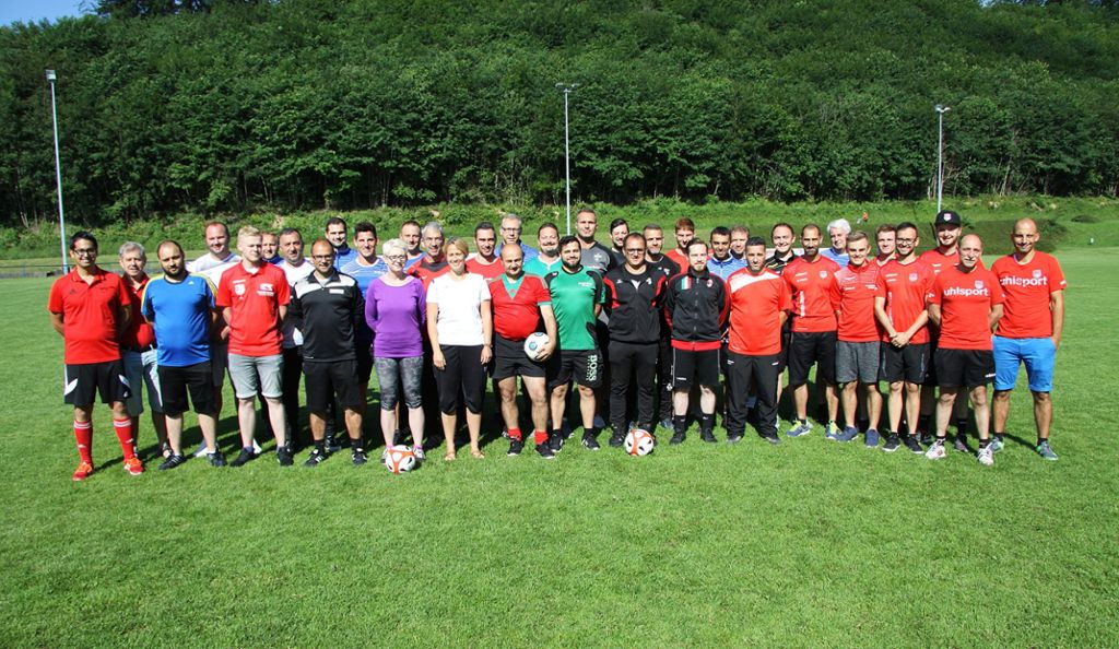 35 Fußballtrainer haben in Onstmettingen eine Schulung  des WFV durchlaufen. Zweiter von links: Referent und Schulungsleiter  Wolfgang Schlude.
