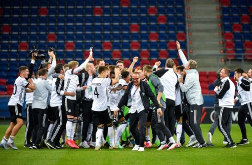 Grenzenloser Jubel die deutsche U21-Nationalmannschaft freut sich über den Titelgewinn. Foto: dpa/Marton Monus