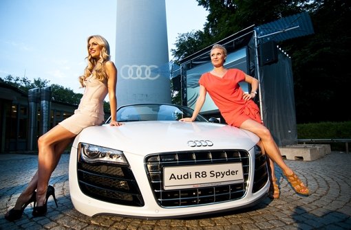 Rosanna Davison (links), Tochter des Sängers Chris de Burgh, und Magdalena Brezska räkeln sich auf einem weißen Audi R 8 Spyder am Fernsehturm. Klicken Sie sich durch unsere Bildergalerie. Foto: Max Kovalenko
