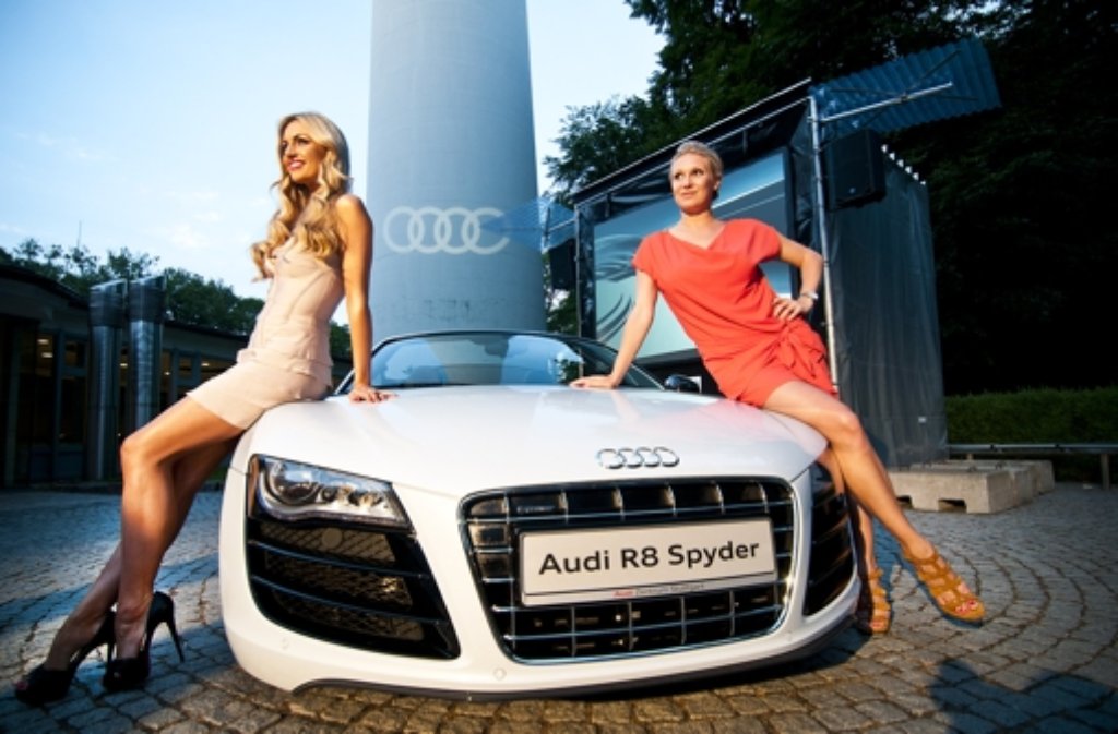 Rosanna Davison (links), Tochter des Sängers Chris de Burgh, und Magdalena Brezska räkeln sich auf einem weißen Audi R 8 Spyder am Fernsehturm. Klicken Sie sich durch unsere Bildergalerie.