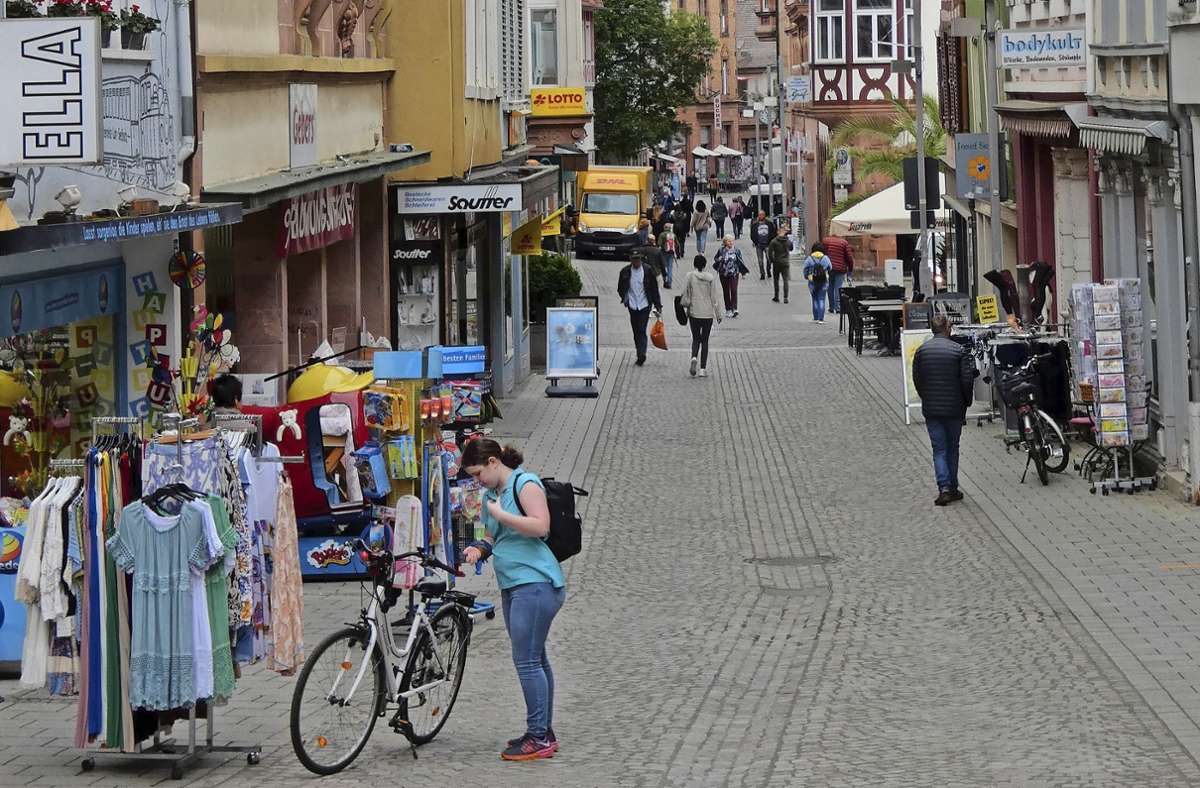 Beim Einzelhandel sehen viele Menschen in der südlichen Ortenau noch Nachholbedarf. Vor allem die Lahrer Innenstadt, hier die Marktstraße, könnte belebter sein, wünschen sie sich. Foto: Köhler