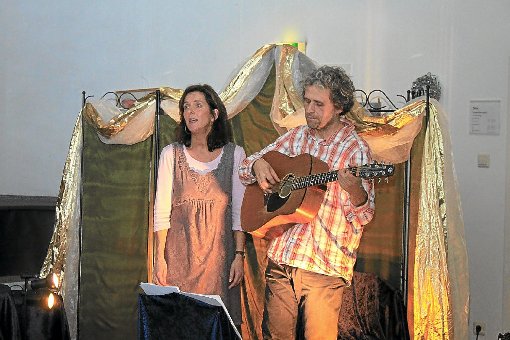 Wolfgang Rogge begleitet Märchenerzählerin Jutta Scherzinger auf der Gitarre. Foto: Kommert Foto: Schwarzwälder-Bote