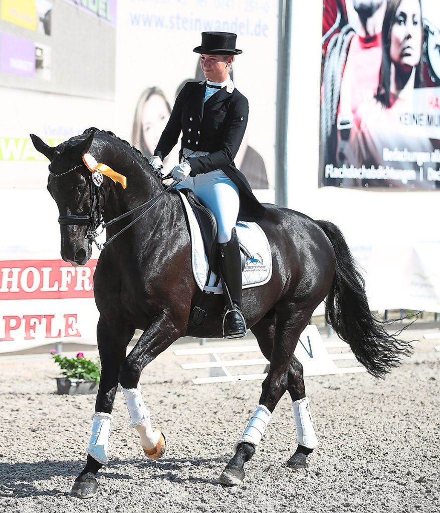 Vera Breidenbach ging beim Turnier des RFV Rottweil mit ihrem Pferd Titan als Siegerin des Großen Preises hervor.