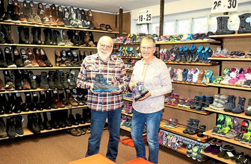 Manfred Fehrenbach und seine Frau Gudrun schließen ihr Schuhgeschäft, in der kommenden Woche beginnt der Räumungsverkauf wegen Geschäftsaufgabe Foto: Kommert