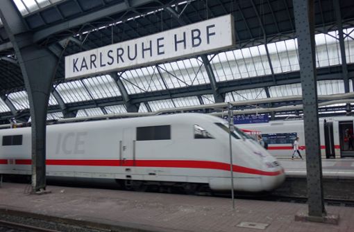 Drei Jugendliche bringen sich am  Dienstag am Karlsruher Hauptbahnhof aus Neugier fast in Lebensgefahr. (Archivbild) Foto: imago/Steinach/Sascha Steinach