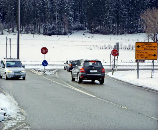 Eine Ampelanlage soll an der Einmündung in die Bundesstraße 33  in Stoßzeiten lange Wartezeiten verhindern.  Foto: Vaas Foto: Schwarzwälder-Bote