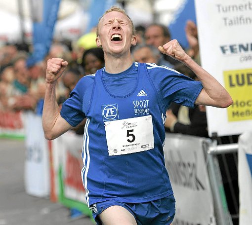 Geschafft! Richard Ringer lässt nach dem Sieg beim Volksbank-Ebingen-Citylauf seinen Emotionen freien Lauf und freut sich über den unerwarteten Erfolg. Foto: Kara Foto: Schwarzwälder-Bote