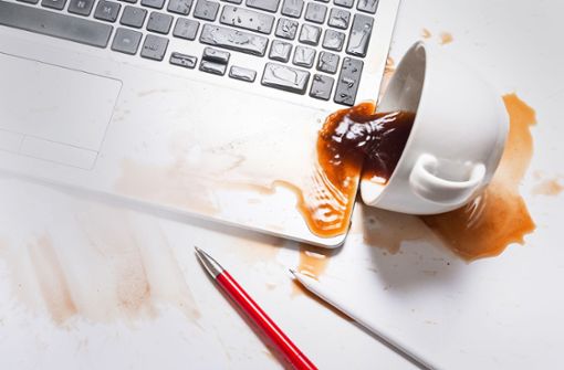 Es ist schnell passiert: Der Kaffee kippt auf den Arbeitslaptop. Wer kommt für den Schaden auf?Foto: mdbildes - stock.adobe.com/Maija Dedovica Foto:  