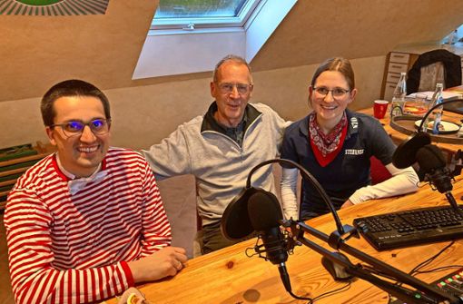 Manuel Schaubrenner (links) und Stefanie Bühler haben  Günter Brodowski zu sich ins „Studio“ eingeladen und ihn für die Zuhörer des  Milchkännli-Radios interviewt. Foto: Bohnert-Seidel