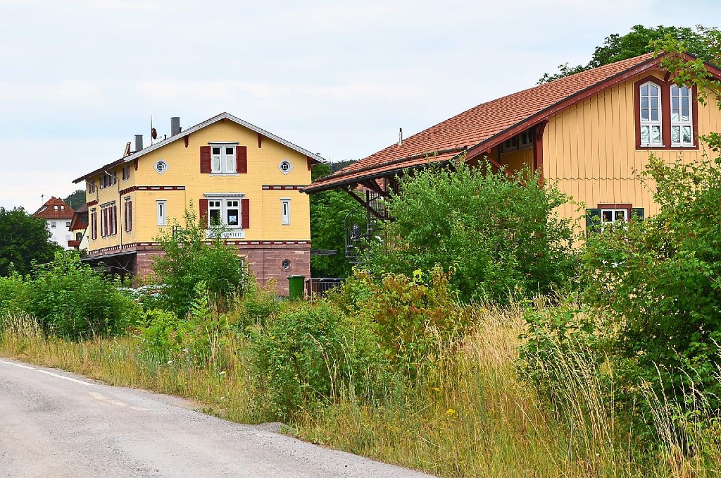 Die Gemeinde Althengstett will in der Nähe des Bahnhofs ein Gebäude mit Wohnungen für Flüchtlinge und deutsche Mieter bauen. Foto: Bausch