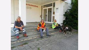 Andrene Koch und Katrin Kolbe von der Rettungshundestaffel nehmen Almuth Schaefer und ihren Hund Till unter die Lupe.  Foto: Müller Foto: Schwarzwälder Bote