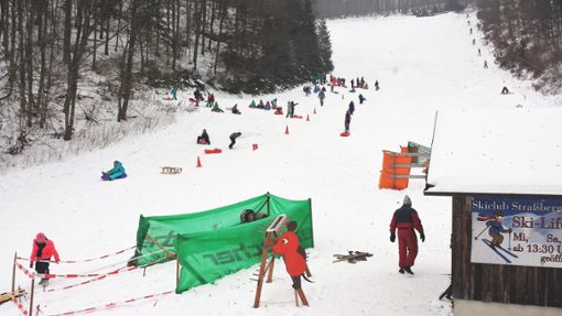 Franz Bodis und Hermann Matheußer  haben den Kinderlift des Skiclubs Straßberg gebaut. Foto: Skiclub Foto: Schwarzwälder Bote